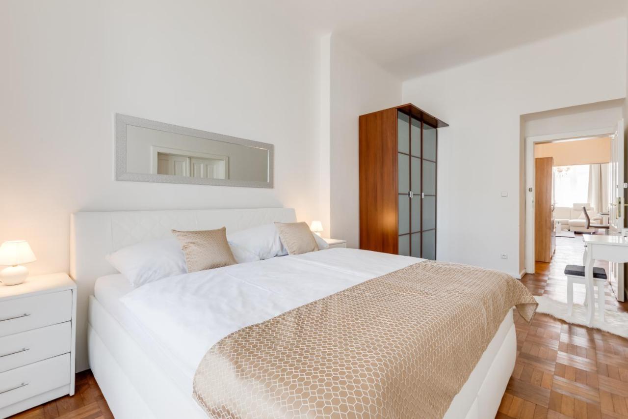 Luxury Riverside Apartments In The Center Of プラハ エクステリア 写真