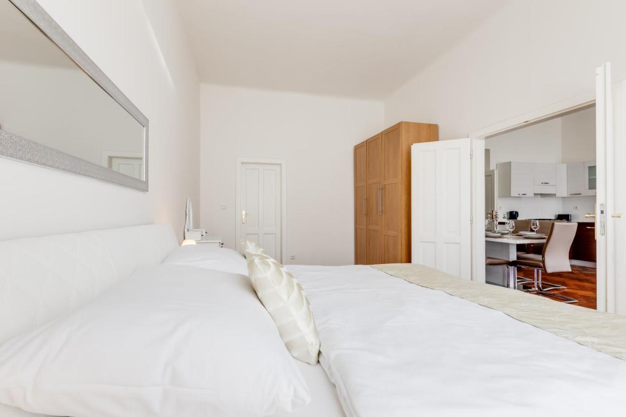 Luxury Riverside Apartments In The Center Of プラハ エクステリア 写真
