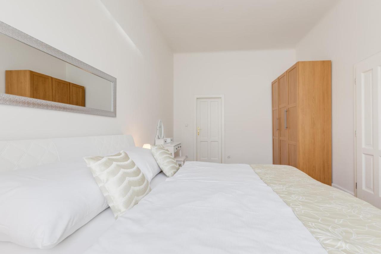 Luxury Riverside Apartments In The Center Of プラハ エクステリア 写真
